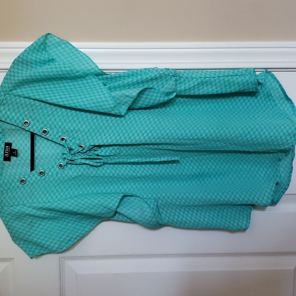 🌹 Brand new green top in size S